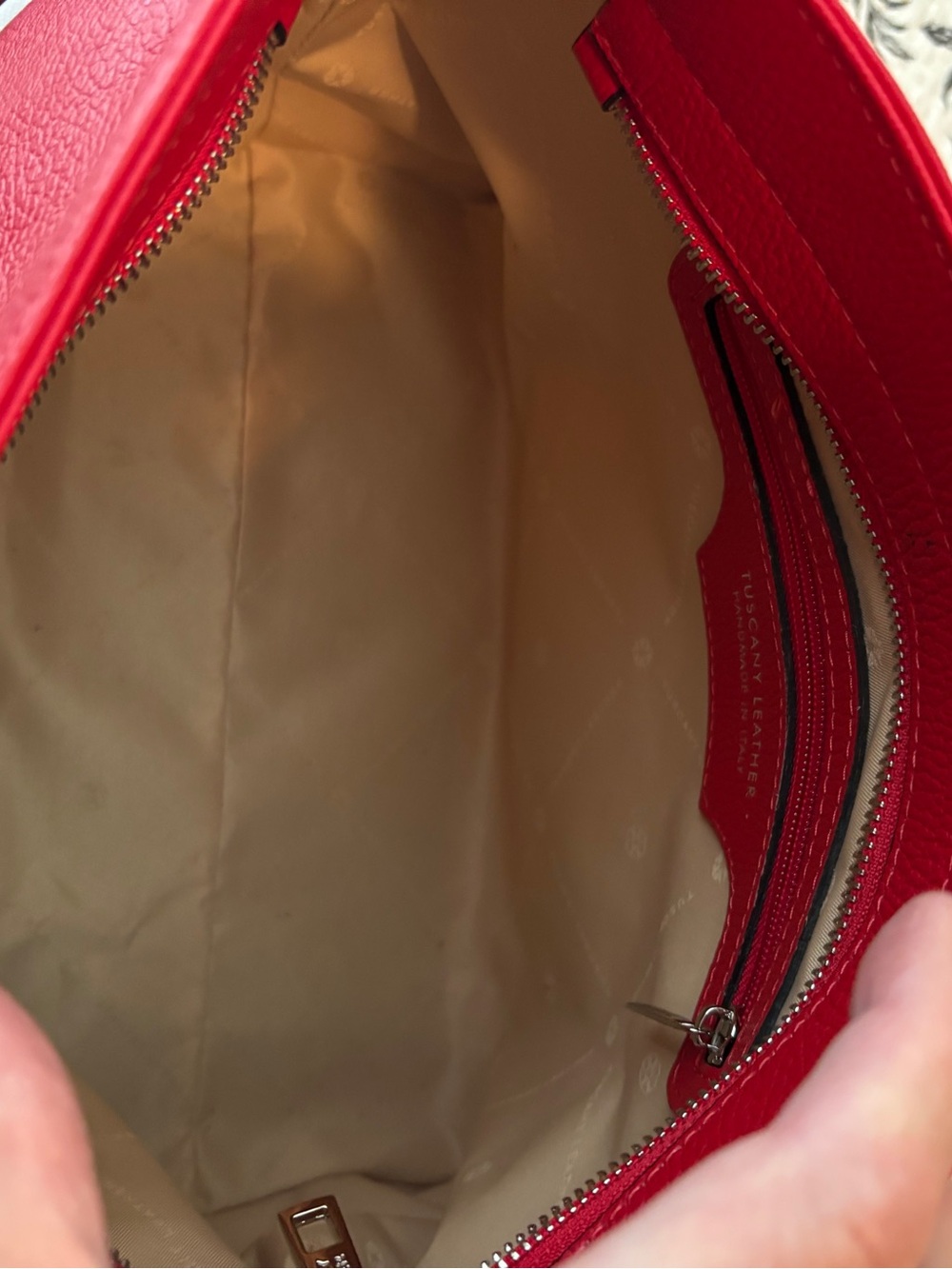 Tuscany Leather Red Shoulder / Crossbody Bag in Lipstick Red - Picture 4 of 9
